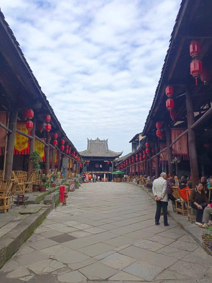 华联控股：通过集中竞价累计回购公司股份2049.38万股，占公司总股本的1.38%，总金额6986.27万元